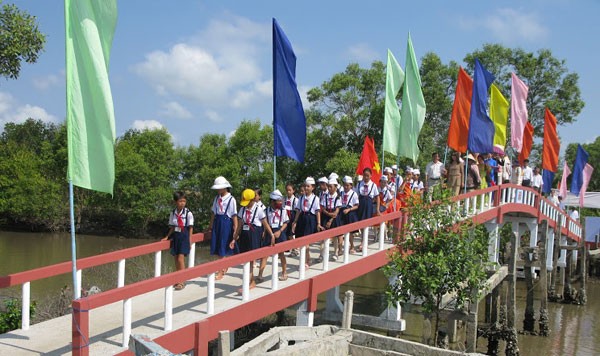 Nữ Việt kiều xây cầu, dựng trường  - ảnh 1
