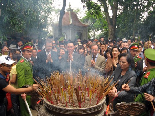 Đại sứ Việt Nam tại Vương quốc Bỉ dâng hương tưởng niệm các Vua Hùng - ảnh 1