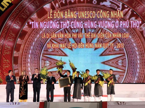 Chủ tịch nước Trương Tấn Sang dự khai mạc Lễ hội Đền Hùng 2013 - ảnh 3