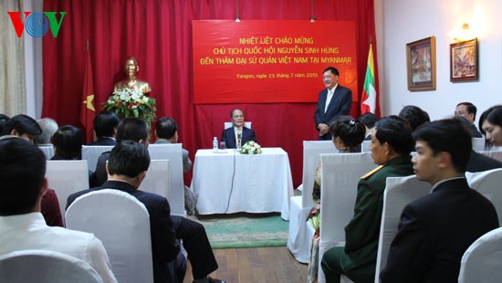 Chủ tịch Quốc hội thăm Đại sứ quán Việt Nam tại Myanmar - ảnh 1