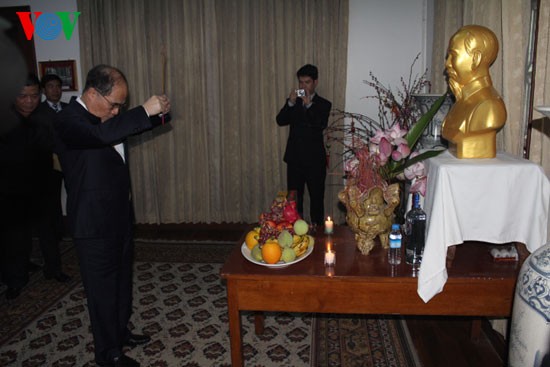 Chủ tịch Quốc hội thăm Đại sứ quán Việt Nam tại Myanmar - ảnh 3