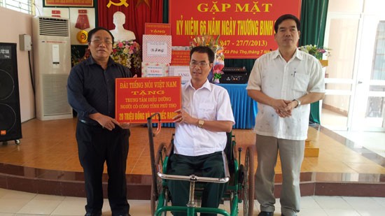 Đài TNVN thăm và tặng quà thương, bệnh binh tỉnh Phú Thọ - ảnh 1