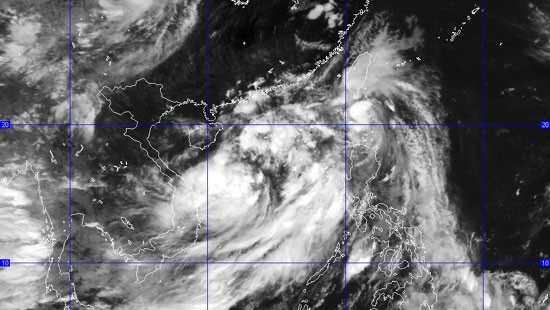 Tâm bão trên khu vực phía Đông quần đảo Hoàng Sa - ảnh 1
