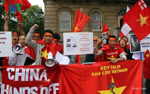 Người Việt tại Anh xuống đường biểu tình phản đối Trung Quốc - ảnh 2