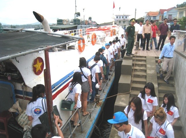 Các đại biểu thanh niên kiều bào tham dự Trại hè Việt Nam 2014 thăm đảo Lý Sơn - ảnh 1