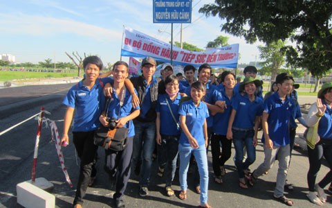 Hơn 5000 tình nguyện viên thành phố Hồ Chí Minh đi bộ gây quỹ học bổng “Tiếp sức đến trường” - ảnh 1