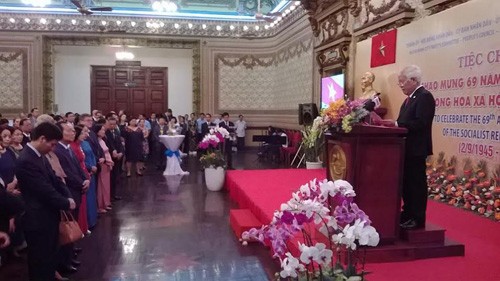 Thành phố Hồ Chí Minh tổ chức gặp gỡ và mở tiệc chiêu đãi các cơ quan ngoại giao đoàn - ảnh 1