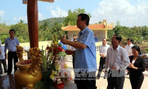 Thủ tướng Nguyễn Tấn Dũng dự khánh thành bia lưu niệm quân dân y tại huyện Hòn Đất - ảnh 1