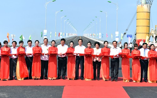 Thủ tướng Nguyễn Tấn Dũng dự Lễ khởi công các công trình ở Đồng bằng sông Cửu Long - ảnh 1