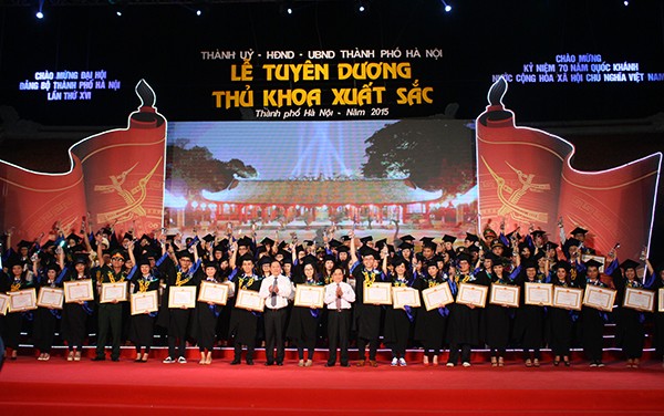 Hà Nội tuyên dương 98 thủ khoa xuất sắc năm 2015 - ảnh 1