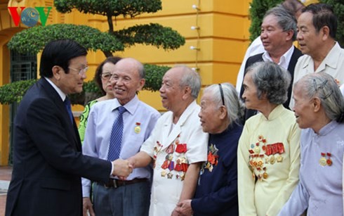 Chủ tịch nước Trương Tấn Sang gặp mặt chiến sĩ cách mạng bị tù đày - ảnh 1