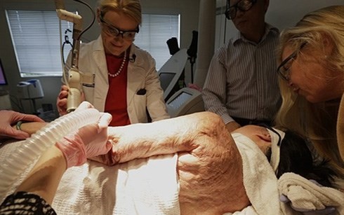 “Em bé Napalm” chữa trị những vết sẹo của chiến tranh bằng laser - ảnh 2