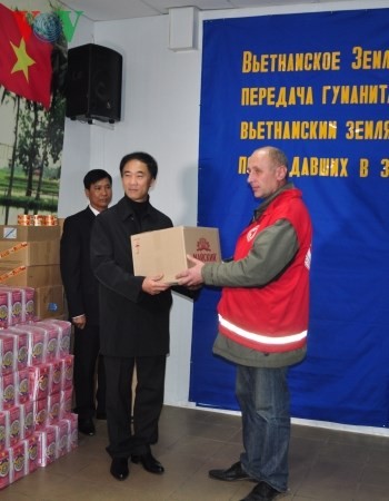 Người Việt tại Odessa trao quà tặng Hội Chữ Thập Đỏ Ukraine - ảnh 1