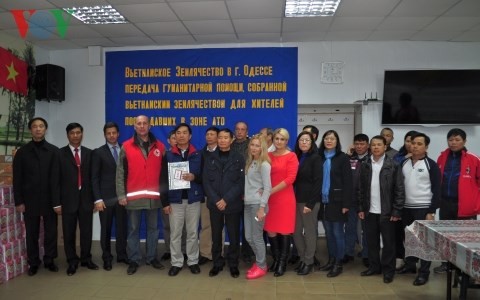 Người Việt tại Odessa trao quà tặng Hội Chữ Thập Đỏ Ukraine - ảnh 4