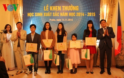 Khen thưởng học sinh, sinh viên giỏi người Việt Nam tại Cộng hòa Séc - ảnh 1