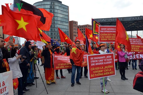 Biểu tình tại Berlin phản đối Trung Quốc quân sự hóa Biển Đông - ảnh 1