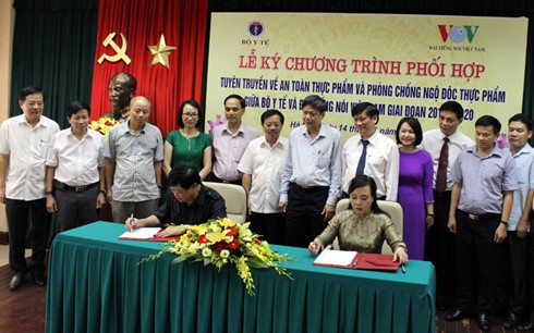 Bộ Y tế và Đài Tiếng nói Việt Nam phối hợp tuyên truyền về an toàn thực phẩm - ảnh 1