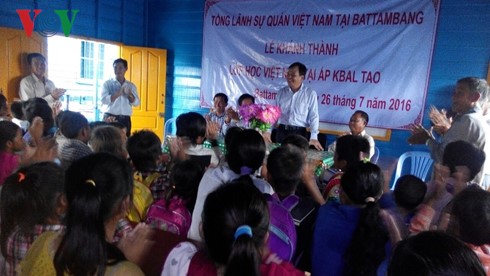 Xây tặng trường học trên Biển Hồ cho con em Việt kiều tại Campuchia - ảnh 1