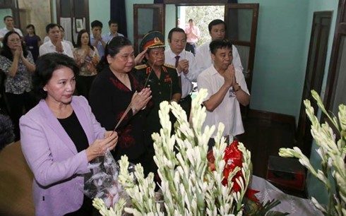 Chủ tịch Quốc hội Nguyễn Thị Kim Ngân dâng hương tưởng niệm Chủ tịch Hồ Chí Minh  - ảnh 1