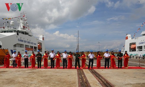Cảnh sát biển VN tiếp nhận tàu CSB 8005 có sân đỗ máy bay trực thăng - ảnh 2