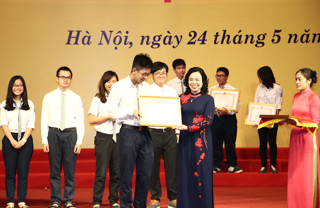  Hà Nội tuyên dương hơn 1000 học sinh giỏi tiểu biểu năm học 2016-2017 - ảnh 1