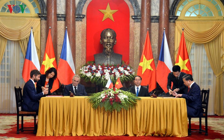 Tổng thống Cộng hòa Czech và Phu nhân kết thúc chuyến thăm cấp Nhà nước Việt Nam - ảnh 1