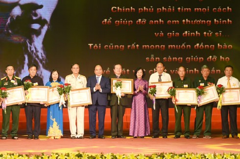 Thủ tướng Nguyễn Xuân Phúc dự hội nghị biểu dương 700 người có công với cách mạng tiêu biểu - ảnh 1