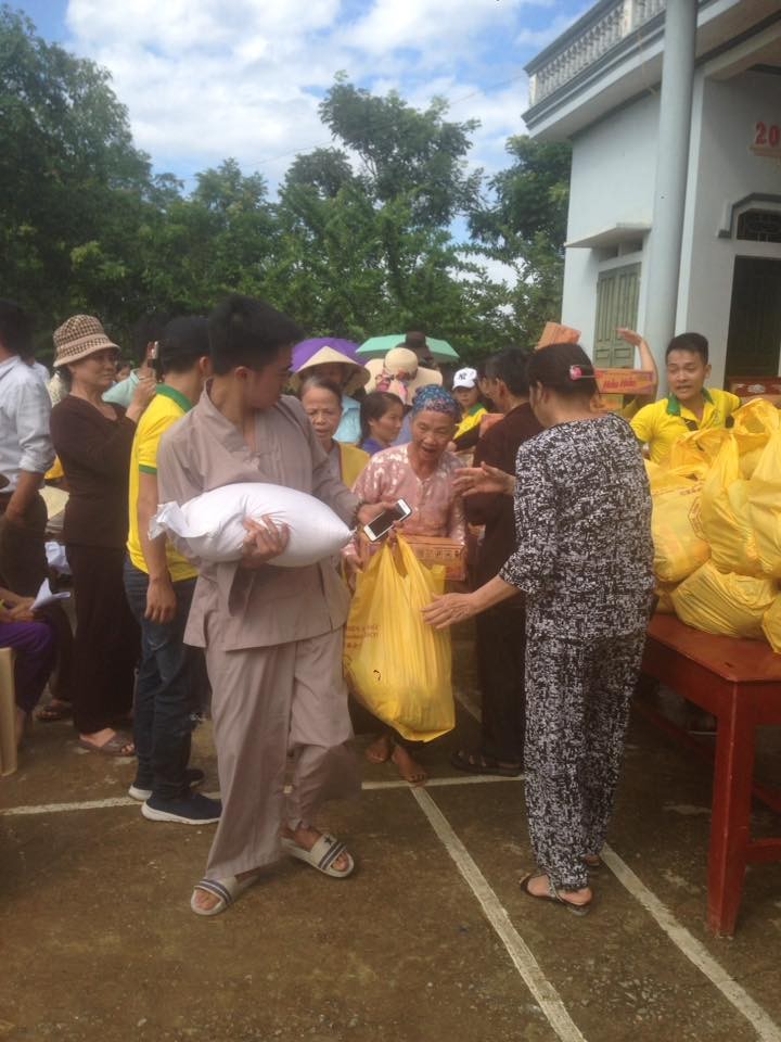  Hội sự nghiệp từ thiện Minh Đức cứu trợ bà con bị ảnh hưởng bão lũ ở tỉnh Thanh Hóa - ảnh 6