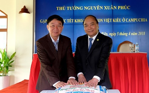  Thủ tướng Nguyễn Xuân Phúc gặp gỡ và tặng quà bà con kiều bào ở Siêm Riệp - ảnh 1