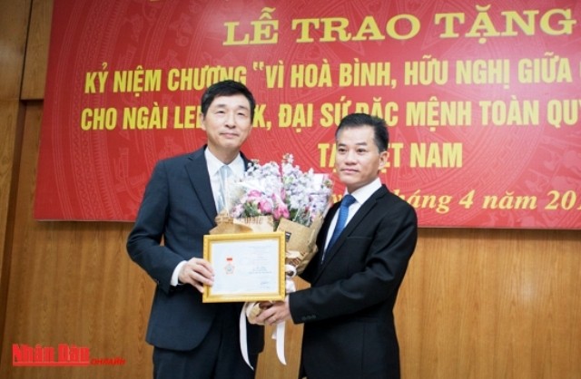  Đại sứ Hàn Quốc tại Việt Nam được tặng Kỷ niệm chương “Vì hòa bình hữu nghị giữa các dân tộc” - ảnh 1