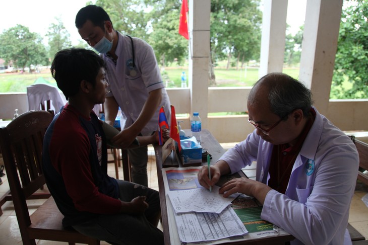 Bác sĩ VIệt Nam khám chữa bệnh cho người dân bị ảnh hưởng bởi vỡ đập thủy điện ở Lào - ảnh 1