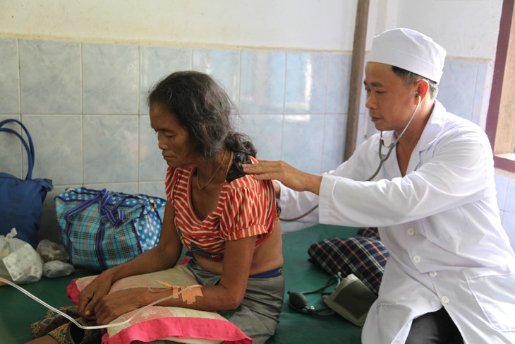 Bác sĩ VIệt Nam khám chữa bệnh cho người dân bị ảnh hưởng bởi vỡ đập thủy điện ở Lào - ảnh 2