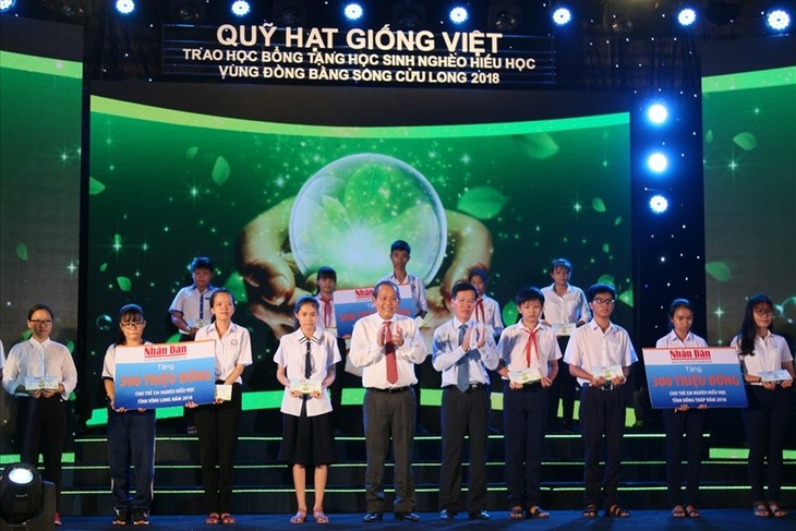 Trao học bổng Quỹ Hạt giống Việt cho học sinh nghèo hiếu học của 13 tỉnh, vùng đồng bằng sông Cửu Long - ảnh 1