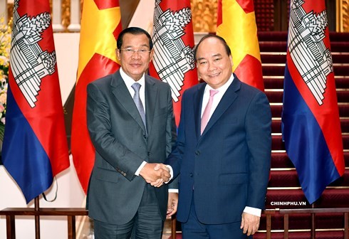 Thủ tướng Nguyễn Xuân Phúc tiếp Thủ tướng Campuchia Hun Sen - ảnh 1