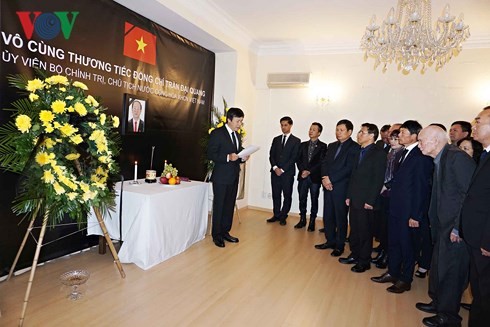 Cơ quan ngoại giao Việt Nam tại các nước tổ chức lễ viếng Chủ tịch nước Trần Đại Quang - ảnh 1