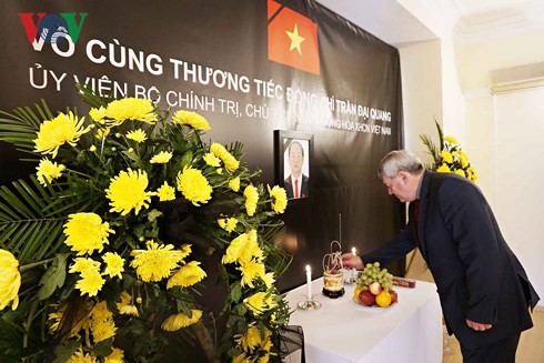 Cơ quan ngoại giao Việt Nam tại các nước tổ chức lễ viếng Chủ tịch nước Trần Đại Quang - ảnh 2