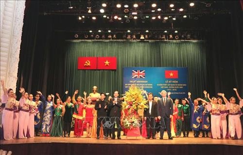 Kỷ niệm 45 năm thiết lập quan hệ ngoại giao Việt Nam-Vương quốc Anh - ảnh 1