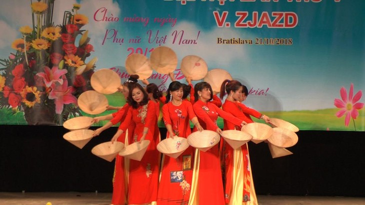  Hội phụ nữ Việt Nam tại Cộng hoà Slovakia vừa tổ chức đại hội lần thứ 5 - ảnh 4