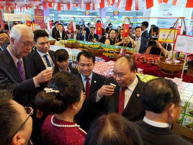 Thủ tướng Nguyễn Xuân Phúc cắt băng khai trương Tuần lễ hàng Việt Nam tại Singapore - ảnh 1