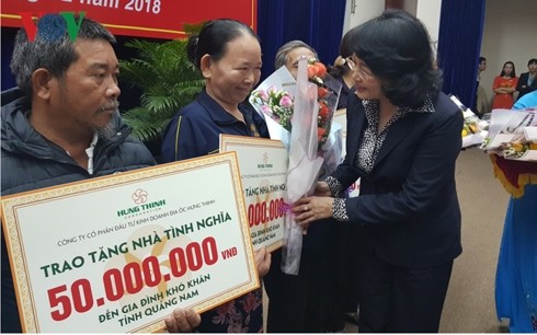 Phó Chủ tịch nước Đặng Thị Ngọc Thịnh tặng 500 nhà tình nghĩa tại miền Trung - ảnh 1