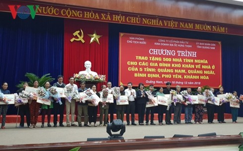 Phó Chủ tịch nước Đặng Thị Ngọc Thịnh tặng 500 nhà tình nghĩa tại miền Trung - ảnh 4