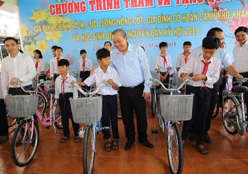 Phó Thủ tướng Thường trực tặng quà Tết cho đồng bào Chăm ở TPHCM - ảnh 3