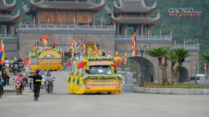 Diễu hành xe hoa trước Đại lễ Vesak tại Hà Nam - ảnh 3