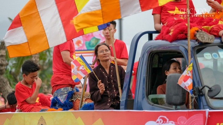Diễu hành xe hoa trước Đại lễ Vesak tại Hà Nam - ảnh 12