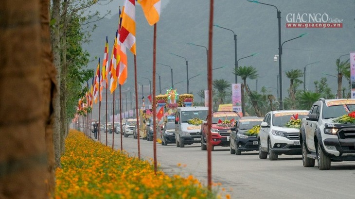 Diễu hành xe hoa trước Đại lễ Vesak tại Hà Nam - ảnh 13