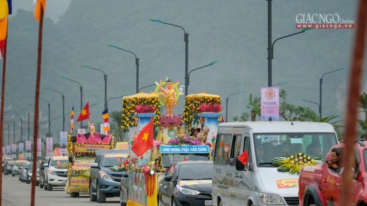 Diễu hành xe hoa trước Đại lễ Vesak tại Hà Nam - ảnh 14