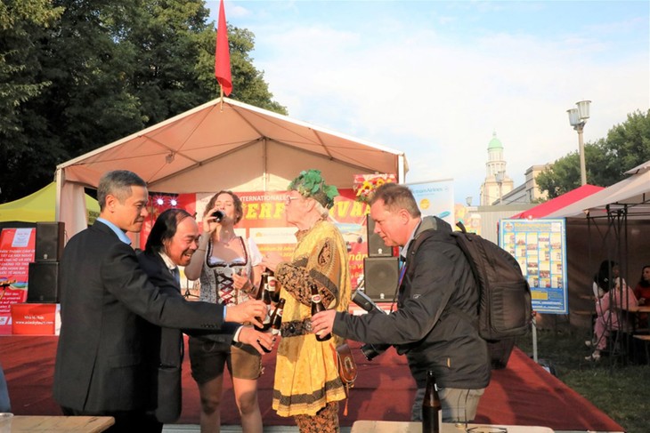 Cộng đồng Việt tham dự khai mạc liên hoan bia quốc tế lần thứ 23 - ảnh 2