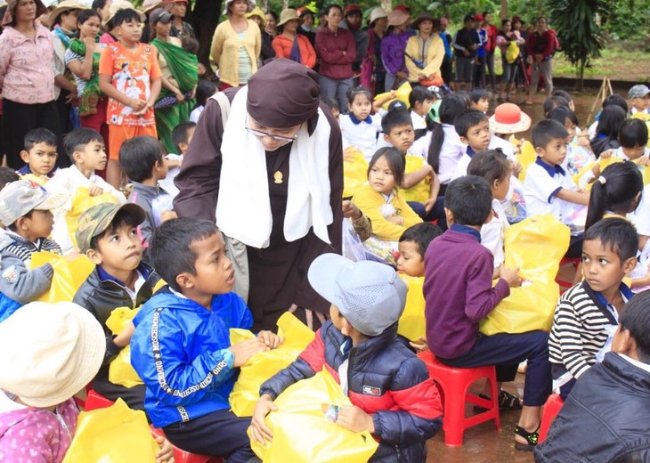 Trung thu sum vầy, đầm ấm với trẻ em quê nhà - ảnh 6