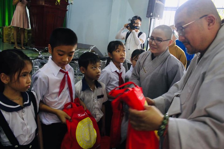 Đoàn Phật giáo Hàn Quốc tặng quà và 100 xe đạp cho trẻ em tỉnh Đắc Lắc - ảnh 10