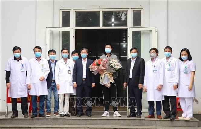 Bệnh nhân mắc Covid-19 thứ 18 ở Việt Nam xuất viện - ảnh 1